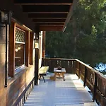 Forest With Private Bridge & Mountain View シャレー